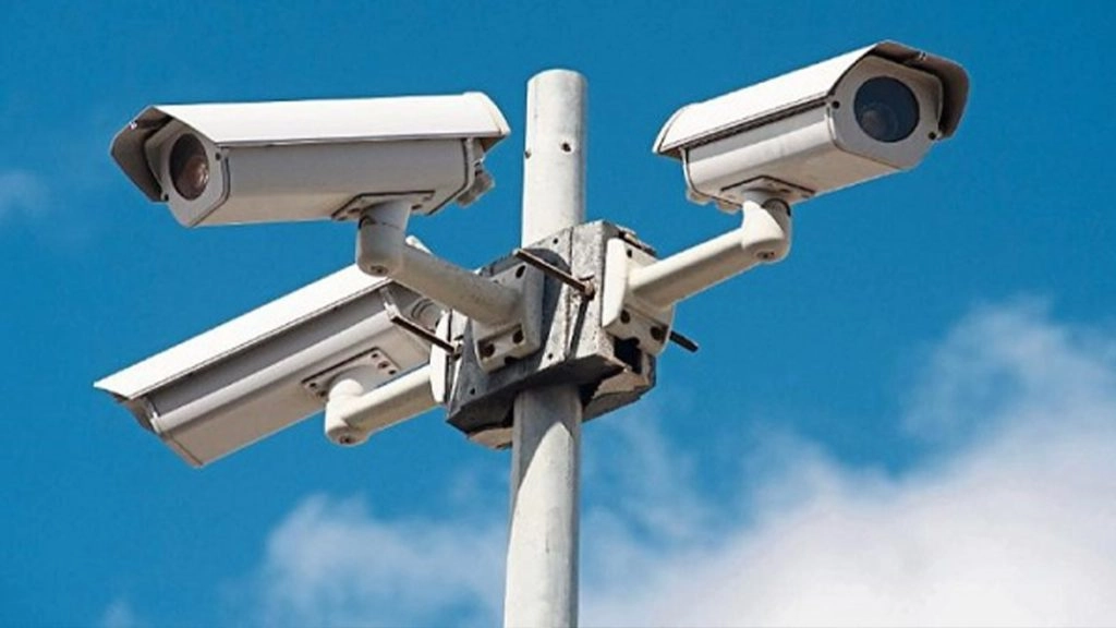 हाई प्रोफाइल सोसाइटी में महिला ने गार्ड को जड़े कई थप्पड़, सीसीटीवी में कैद हुई घटना