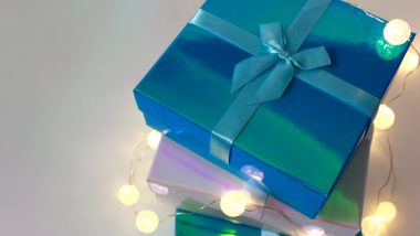 Deepawali Gifts 2022: दीपावली पर अपनों को क्या दें उपहार, कि वे कह उठें वाह शानदार! कुछ आयडिया यहां से भी ले सकते हैं!