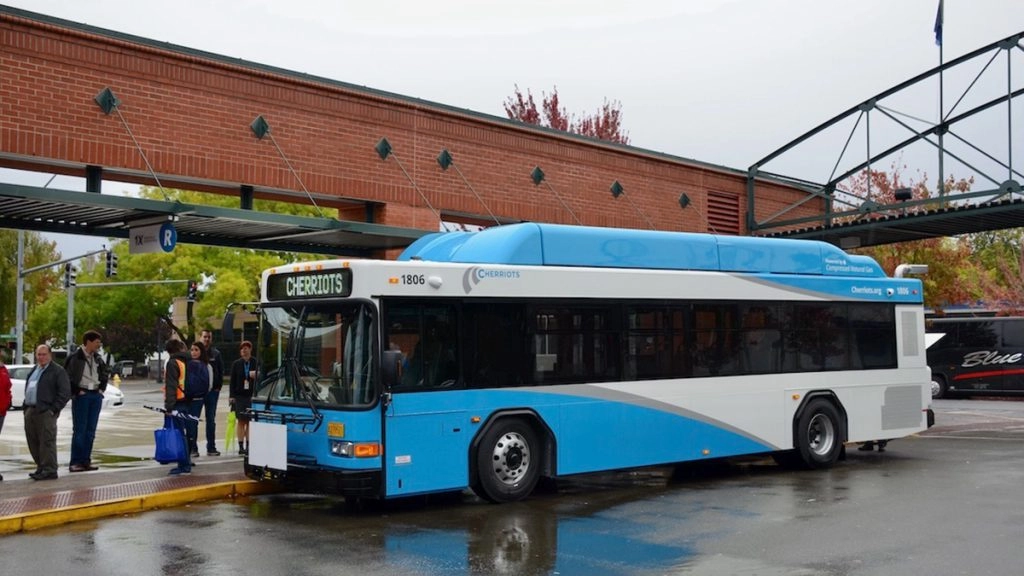 CM अरविंद केजरीवाल ने 50 नई ‘लो-फ्लोर’ सीएनजी बसों को हरी झंडी दिखाई