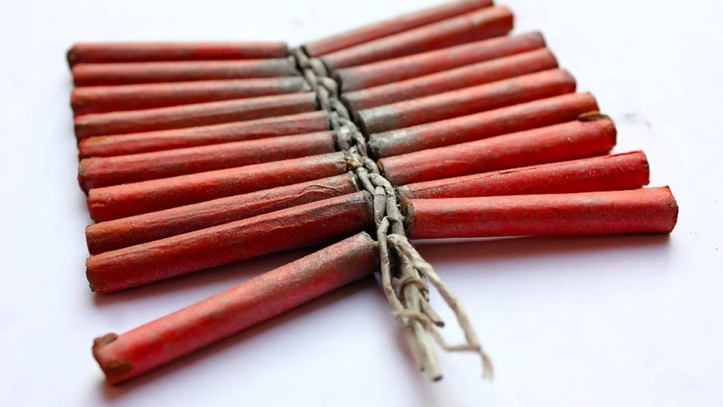 Delhi: दिल्ली में पटाखों पर प्रतिबंध के बावजूद जमकर हुई आतिशबाजी