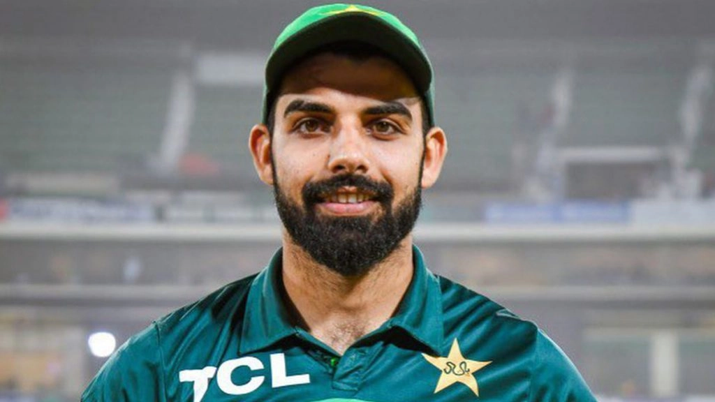 शादाब खान के 20 गेंद के अर्धशतक से पाकिस्तान ने बनाये नौ विकेट पर 185 रन