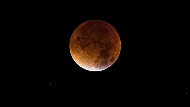 Chandra Grahan 2022 in India: प्रसार भारती और नासा के अनुसार भारत के अधिकांश शहरों में दिखेगा रक्तिम चंद्रमा की दिव्य आभा! जानें कैसे मिलता है चंद्रमा को सुर्ख लाल रंग?