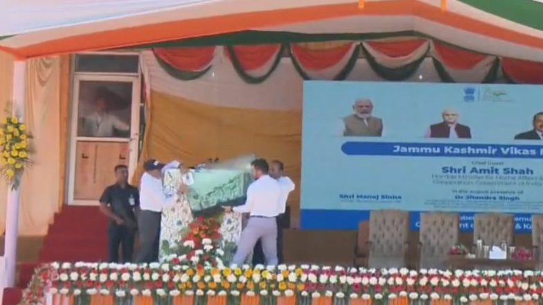 Video: अमित शाह ने कश्मीर के बारामूला में अपने भाषण से पहले हटवाया बुलेट-प्रूफ ग्लास, लोगों ने कहा- 'दिया आतंकवाद के खिलाफ कड़ा संदेश'!