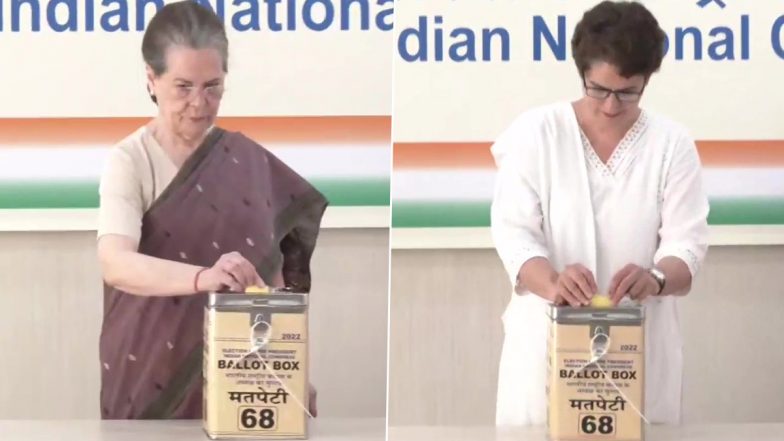 Congress President Election: कांग्रेस अध्यक्ष पद के लिए वोटिंग शुरू, सोनिया-प्रियंका ने डाला वोट- Video
