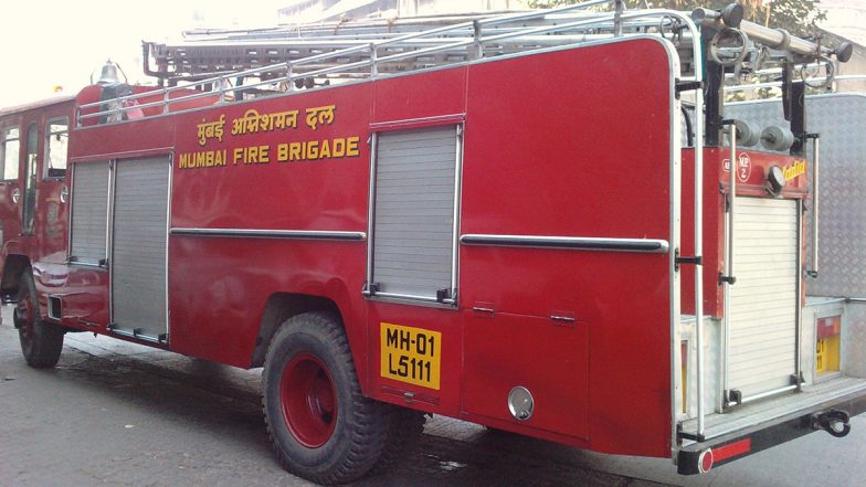 Mumbai: बोरीवली में 3 मंजिला इमारत का एक हिस्सा गिरा, मौके पर दमकल और पुलिस की टीम मौजूद