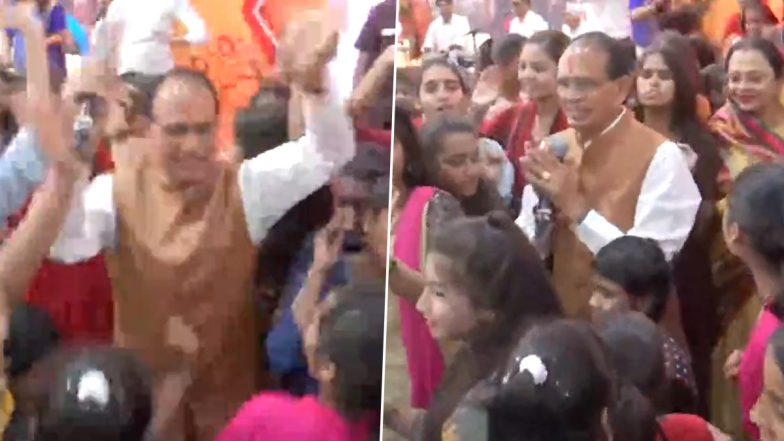 MP: कोरोना काल में अनाथ हुए बच्चों के साथ CM शिवराज और उनकी पत्नी ने मनाई दिवाली, फिल्मी गानों पर मुख्यमंत्री जमकर नाचे- Video