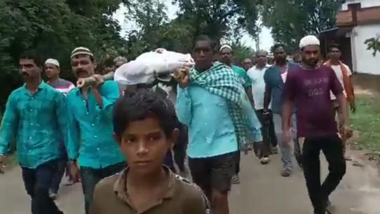 Video: मध्य प्रदेश में दिखी कौमी एकता, हिंदू युवक के शव को मुस्लिम भाइयों ने दिया कंधा
