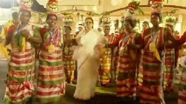 Durga Puja Carnival 2022: सीएम ममता बनर्जी दुर्गा पूजा मेगा कार्निवल में हुई शामिल, लोगों के साथ लोक नृत्य भी किया- Video