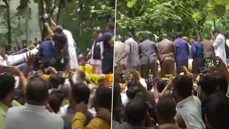 Mulayam Singh Yadav Last Rites: मुलायम सिंह यादव के पार्थिव शरीर को नुमाइश ग्राउंड पंडाल लाया गया, अंतिम दर्शन के लिए लोगों की उमड़ी भीड़- Video