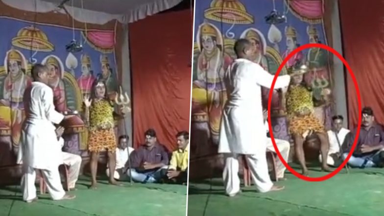 Video: रामलीला में भगवान शिव का किरदार निभा रहा शख्स आरती के दौरान स्टेज पर गिरा, हुई मौत