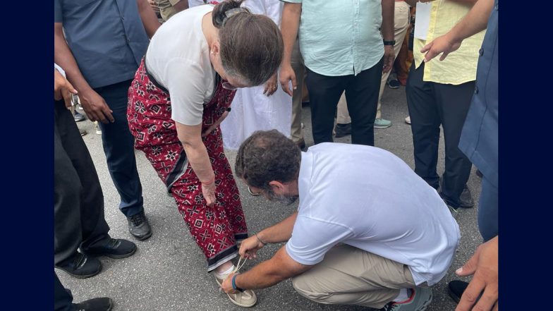 Video: भारत जोड़ो यात्रा के दौरान मां सोनिया गांधी के जूते के लैस बांधते नजर आए राहुल, तस्वीर वायरल