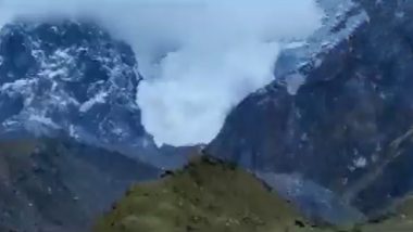 Kedarnath Avalanche VIDEO: केदारनाथ के पास बर्फ का पहाड़ खिसका, हिमस्खलन से मंदिर को कोई नुकसान नहीं