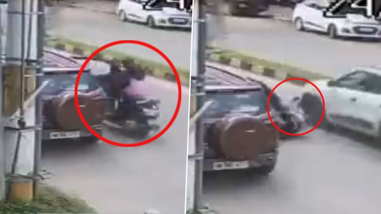 सीधे साईड से खोला कार का दरवाजा, पीछे से स्कूटी पर आ रही महिला का हुआ एक्सीडेंट, दर्दनाक Video