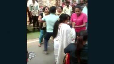 UP: करवा चौथ के दिन प्रेमिका के साथ खरीदारी करने वाले शख्स को पुलिस ने हिरासत में लिया