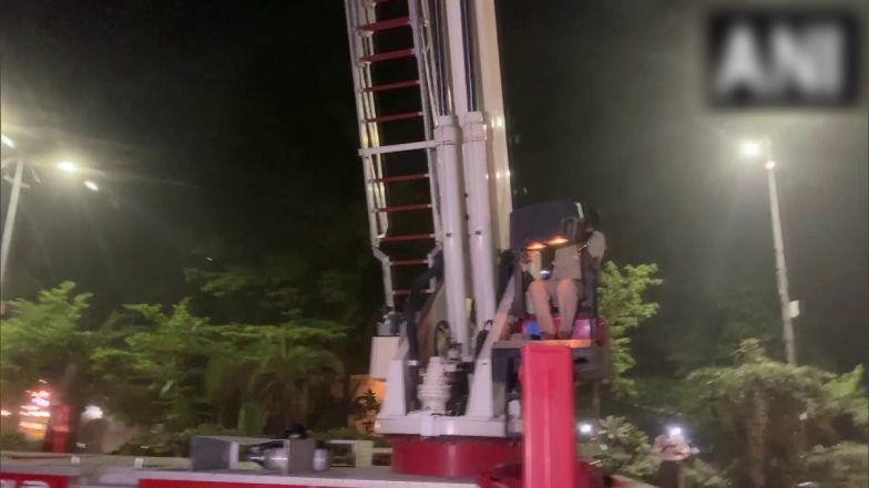 UP: प्रयागराज में मॉल में AC में ब्लास्ट से लगी आग, सुरक्षित बाहर निकाले जा रहे लोग