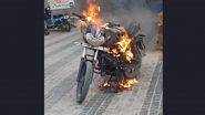Hyderabad: रास्ते में पुलिस ने रोका तो गुस्साए शख्स ने बाइक को लगा दी आग; Watch Video