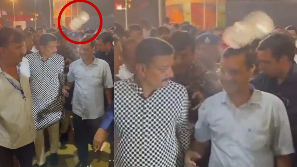 गुजरात में नवरात्रि उत्सव के दौरान केजरीवाल पर फेंकी गयी पानी की बोतल