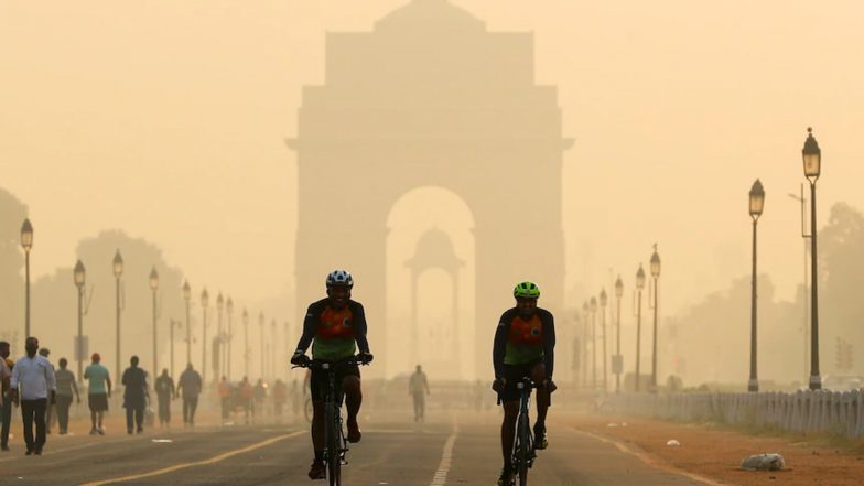 Delhi Pollution: दिवाली के दिन दिल्ली की हवा घुला जहर, आनंद विहार का AQI लेवल 390 के पार