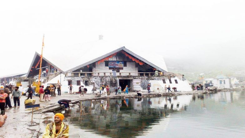 चमोली: श्री हेमकुंड साहिब में हो रही जमकर बर्फबारी VIDEO में देखिए खूबसूरत नजारा