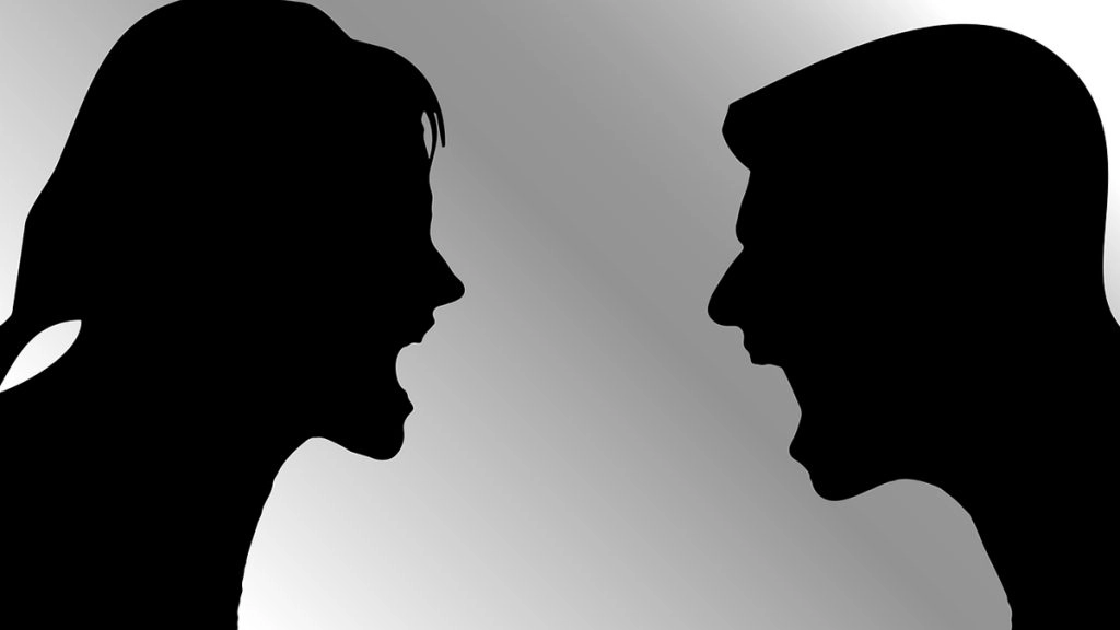 पड़ोसी की बिल्ली खा गई मुर्गा, शिकायत करने पर मारपीट