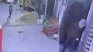 CCTV VIDEO: ग्रेटर नोएडा के बंद घर में चोरों ने बोला धावा, लाखों की ज्वेलरी और कैश लेकर फरार