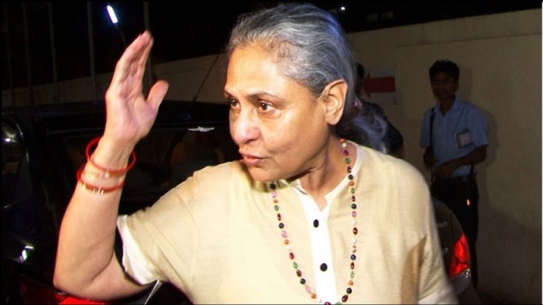 Diwali की रात Amitabh Bachchan के बंगले के बाहर फोटो खींच रहे फोटोग्राफर्स पर भड़की Jaya Bachchan (Watch Video)
