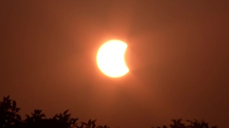 Surya Grahan 2022: भारत के इन राज्यों में नजर आया साल का आखिरी सूर्य ग्रहण, देखें तस्वीरें