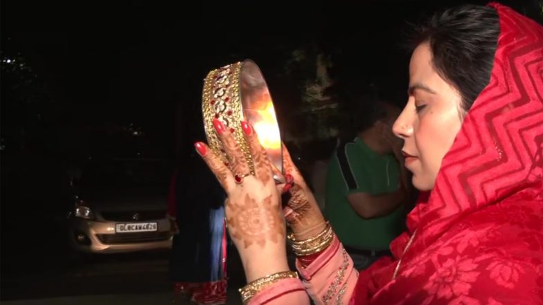 Karwa Chauth 2022: देशभर में दिखा चांद, सुहागिनों ने खोला करवाचौथ का व्रत