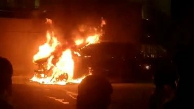 VIDEO: हैदराबाद में बीच सड़क पर चलती कार में लगी आग, धू-धू कर जली गाड़ी