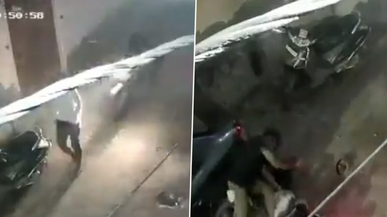 Ghaziabad Road Rage: तेज रफ्तार बाइक ने युवक को मारी टक्कर फिर आरोपी ने पीड़ित से की मारपीट (Watch Video)