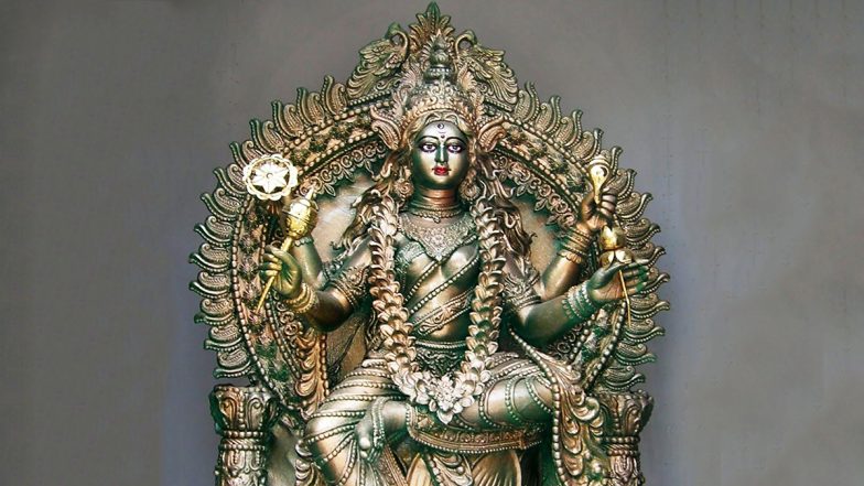 Shardiya Navratri 2022: आज नौवें दिन होगी मां सिद्धिदात्री की विशेष उपासना! जानें मां की आठ सिद्धियां, पूजा-विधि, एवं क्यों जरूरी है इस दिन हवन करना?