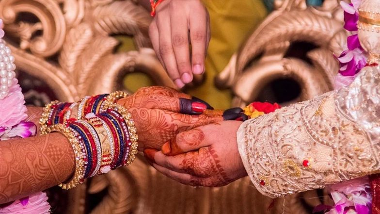 धर्म छिपाकर हिंदू लड़की से शादी करने आए अधेड़ की मंडप में खुली पोल, पिटाई होने पर भागा शख्स