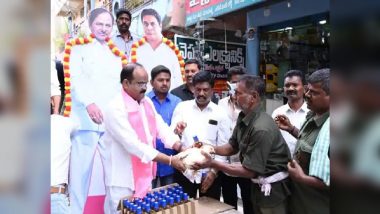 VIDEO: तेलंगाना में दशहरे पर TRS नेता ने गरीबों में बांटा शराब-चिकन, देखिए वीडियो
