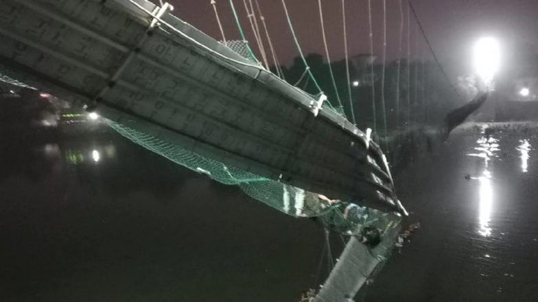 Gujarat Bridge Collapse: मोरबी में पुल गिरने से अबतक 60 लोगों की मौत, हादसे पर PM मोदी ने CM भूपेंद्र पटेल से की बात