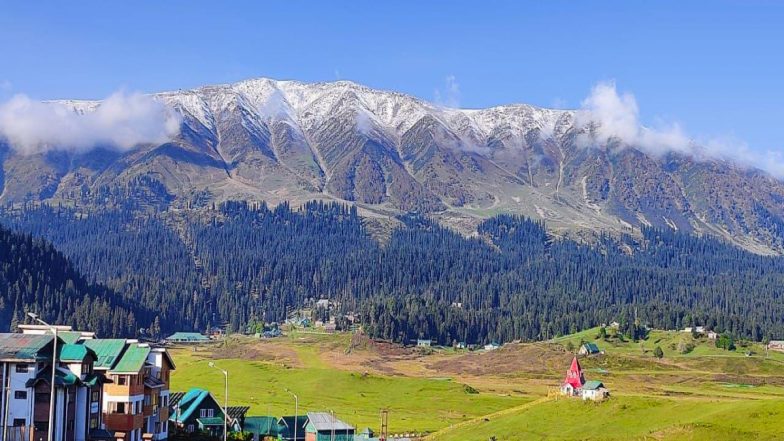 Snowfall Video: कश्मीर के गुलमर्ग में सीजन की पहली बर्फबारी, हिम की चादर से ढके पहाड़, देखिए खूबसूरत वीडियो