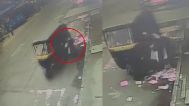 CCTV VIDEO: महाराष्ट्र के ठाणे में ऑटो चालक ने महिला से की छेड़खानी, चलते हुए रिक्शा के साथ घसीटा