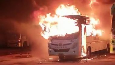VIDEO: दिवाली की रात बस में लगी भीषण आग, दिया जलाकर सो रहे ड्राइवर और कंडक्टर जिंदा जले