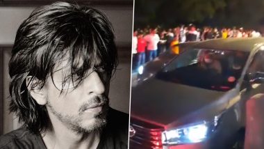 Shah Rukh Khan के जन्मदिन के 2 दिन पहले ही लोगों का मन्नत के सामने जमावड़ा, SRK की एक झलक पाने के लिए क्रेजी हुए फैंस (Watch Video)