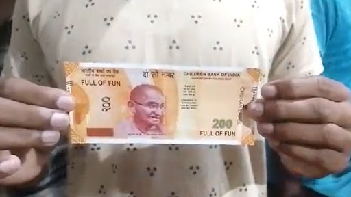 Video: अमेठी के एटीएम से निकले चूरन वाले नकली नोट, लोगों में मचा हड़कंप, देखें वीडियो
