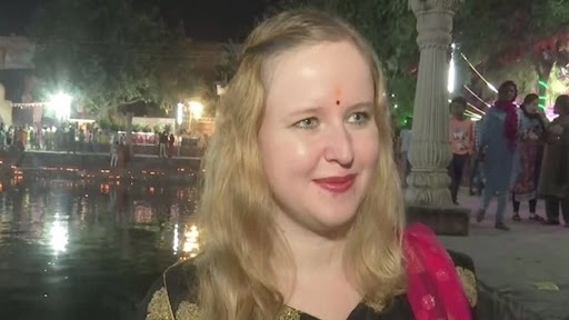  जर्मन महिला ने गोरखपुर में पति के साथ की छठ पूजा, देखें खूबसूरत तस्वीरें