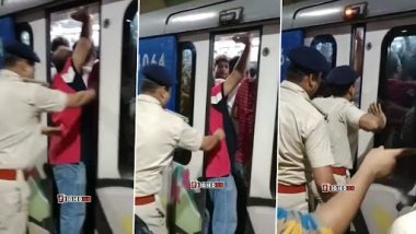 Arre Bahut Jagah Hai! भीड़ से खचाखच भरे दिल्ली मेट्रो का दरवाजा बंद करने में पुलिस ने की मदद, देखें वीडियो