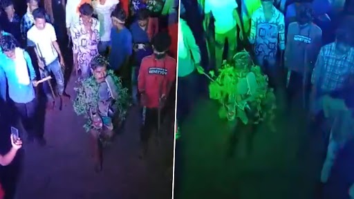 Video: एमपी के नर्मदापुरम में पत्नी को कॉलेज जाने से रोकने पर ससुरालियों ने दामाद के कपड़े उतारे, जूतों की माला पहनाकर नंगा घुमाया, देखें वीडियो