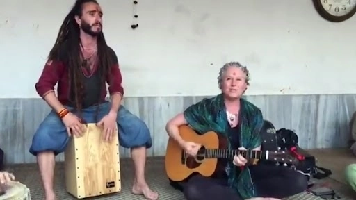 वाराणसी मंदिर में विदेशियों ने गिटार पर गाया हनुमान चालीसा, देखें वीडियो