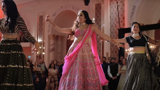 Video: दुल्हन और उसकी सहेलियों ने बॉलीवुड गानों पर किया जबरदस्त डांस, वीडियो वायरल