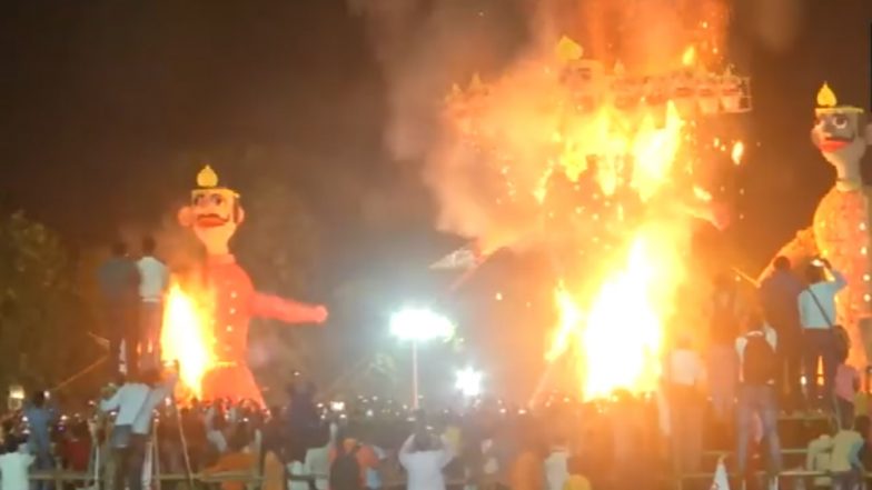 Dussehra 2022: वाराणसी में दशहरा के अवसर पर जलाया गया रावण का पुतला; Watch Video