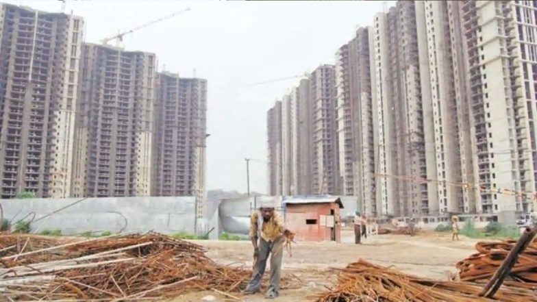 Construction Ban in Delhi: दिल्ली में प्रदूषण बढ़ते ही निर्माण कार्य पर रोक, एंटी स्मॉग गन से हो रहा पानी का छिड़काव