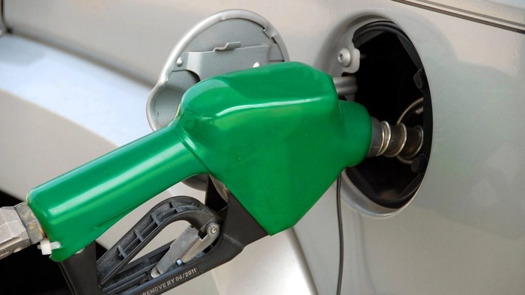 पेट्रोल-डीजल के दाम में गिरावट, आज से लागू होंगे ये नए दाम 