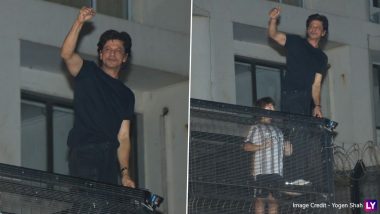 Happy Birthday Shah Rukh Khan: शाहरुख खान के जन्मदिन पर उनके घर के बाहर उमड़ा फैंस का जनसैलाब (See Photos)
