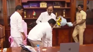 VIDEO: तेलंगाना के अधिकारी ने सीएम KCR के छुए पैर, वीडियो वायरल होने के बाद शुरु हुआ बवाल