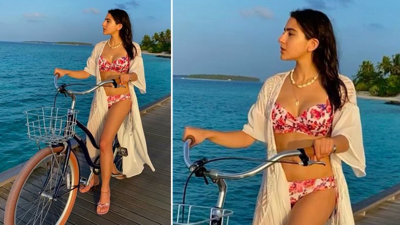 Sara Ali Khan ने सेक्सी स्विमसूट पहन उठाया समुद्र की लहरों का लुत्फ, यूजर्स बोले - कोई इतना हॉट कैसे हो सकता है? (See Pics)